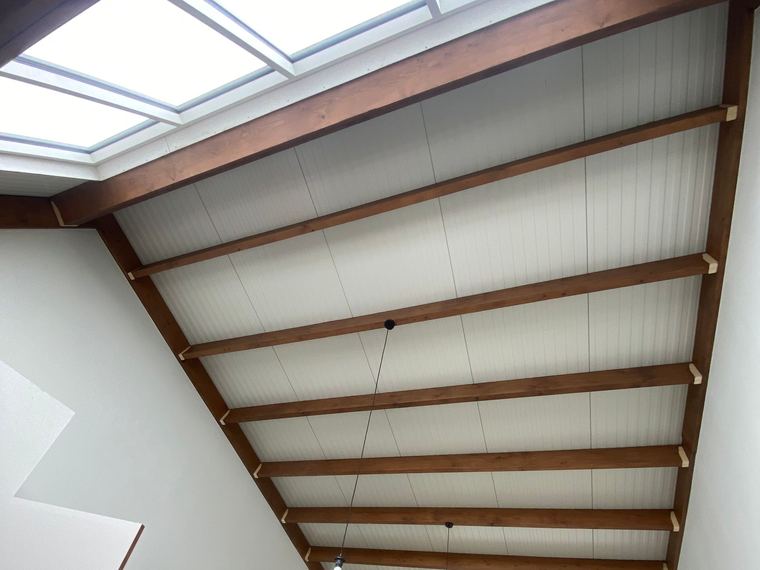 Plafond en dakraam in een aanbouw, hersteld en wit afgewerkt
